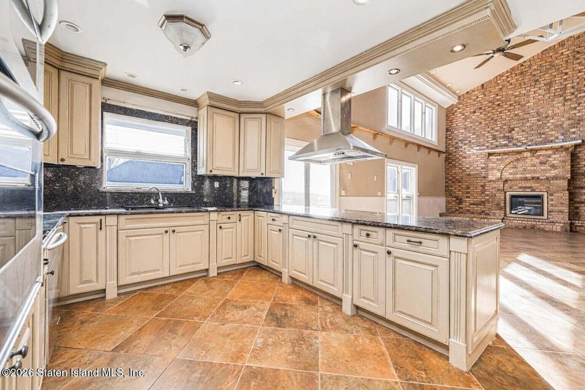 They don't make homes like this anymore. This sprawling - photo 9