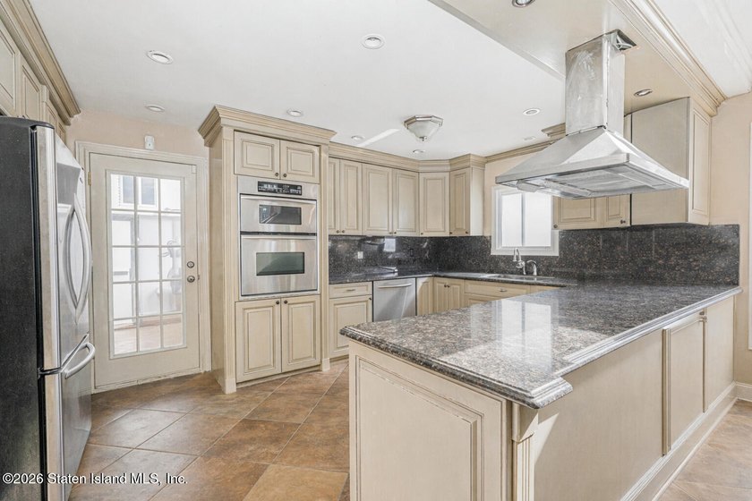 They don't make homes like this anymore. This sprawling - photo 10