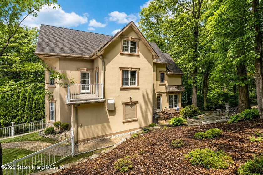 Set atop the hills of Emerson Hill, 8 Diana Trail is positioned - photo 2