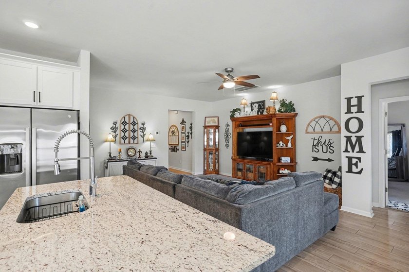 Welcome to your new home in Hidden Pines. DUAL Owner's Suites! - photo 8