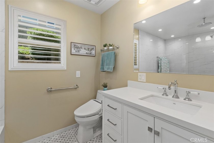 Welcome to this stunning residence perfectly designed for - photo 22