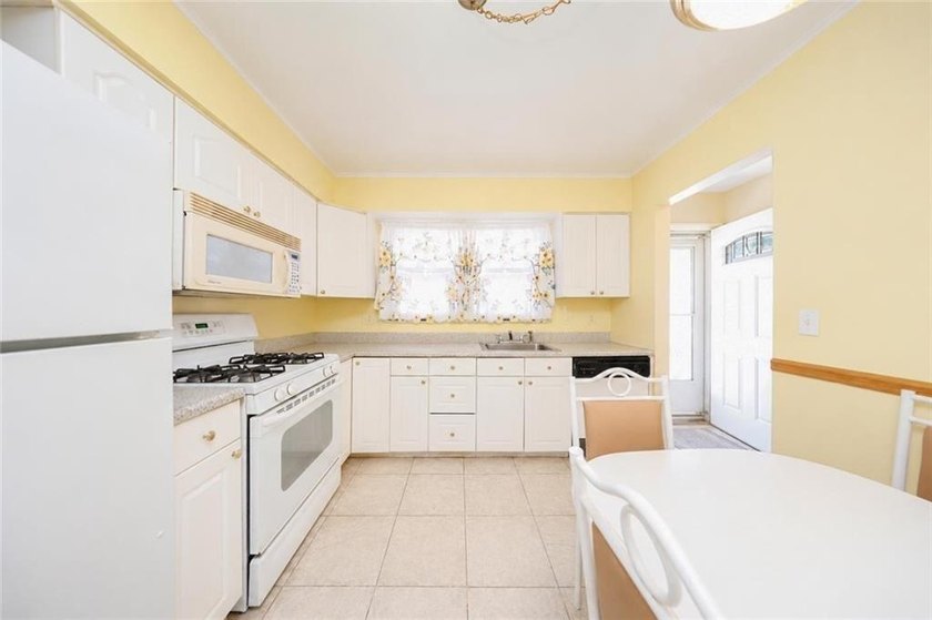 Welcome to 176 Tysens Lane, a beautifully maintained corner - photo 7