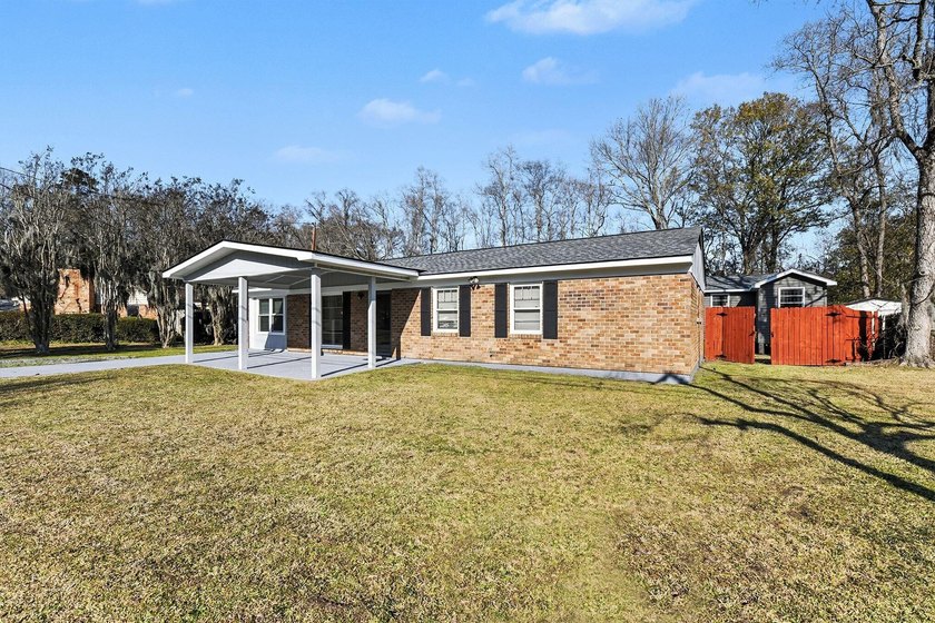 Set on a quiet street in the established Greenwood Park - photo 2