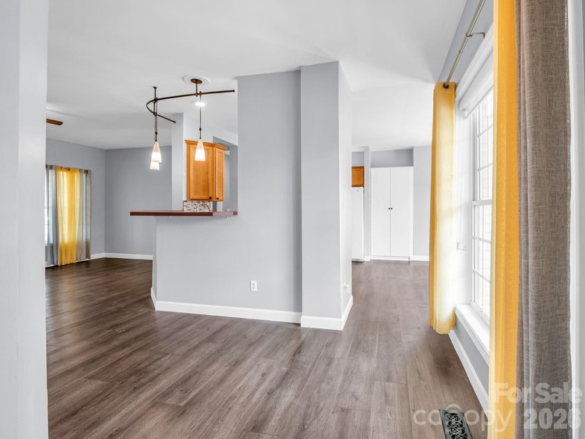 Brand new roof! 3 Bedrooms + Office, large upstairs flex space - photo 7