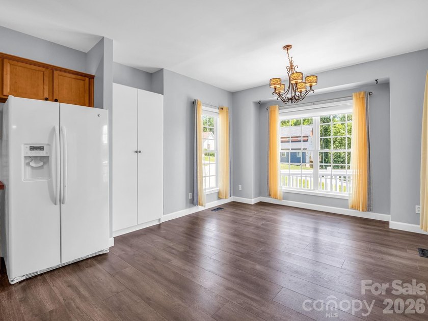 Brand new roof! 3 Bedrooms + Office, large upstairs flex space - photo 8