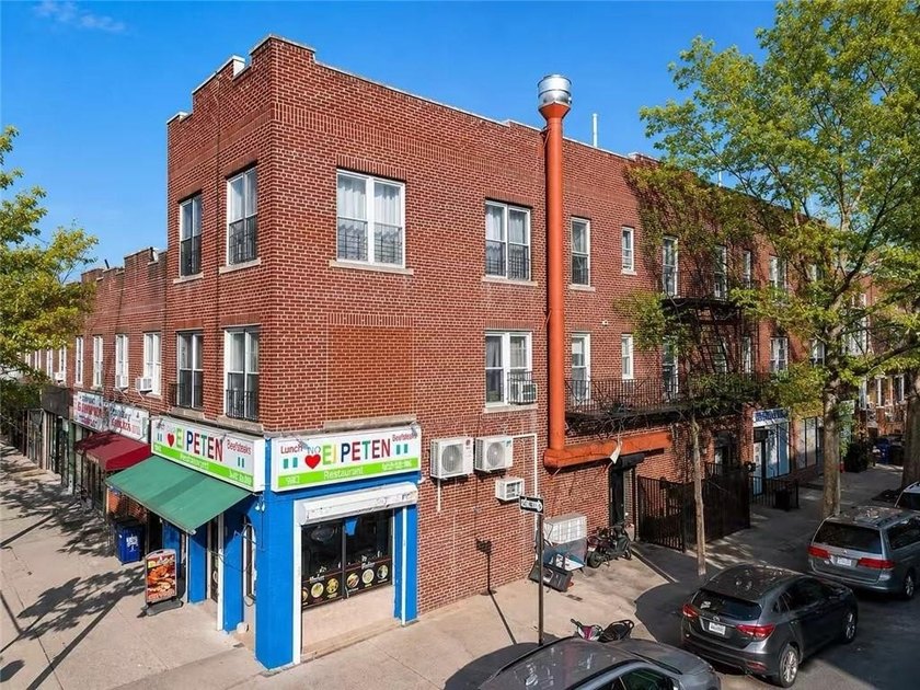 CALLING ALL INVESTORS! Prime mixed-use opportunity in the heart - photo 9