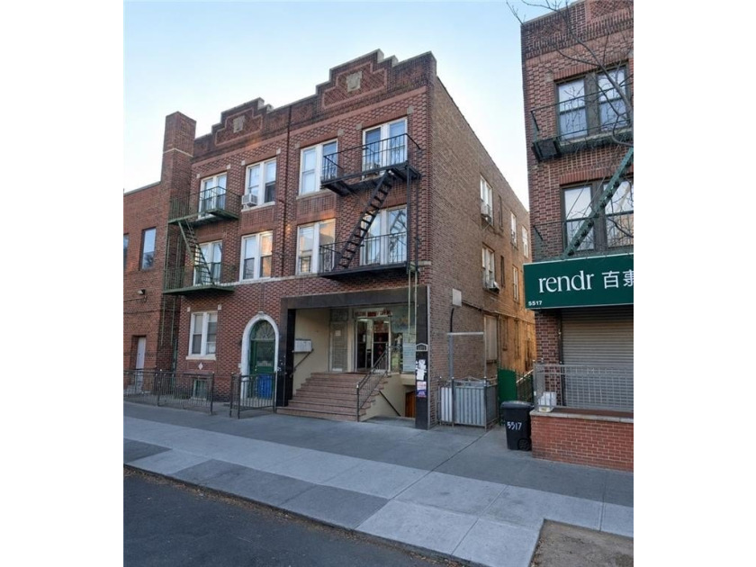 Welcome to this exceptional semi-detached mixed-use investment - photo 2