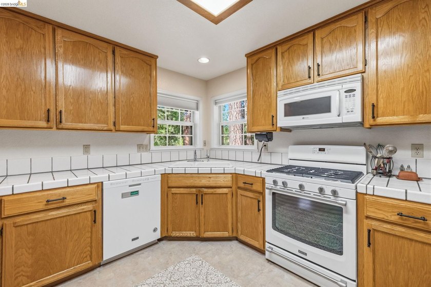 Experience the beauty of foothill living in this elegant home - photo 14