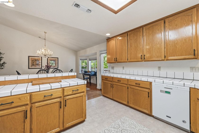 Experience the beauty of foothill living in this elegant home - photo 15