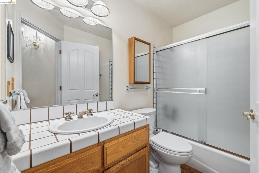 Experience the beauty of foothill living in this elegant home - photo 18