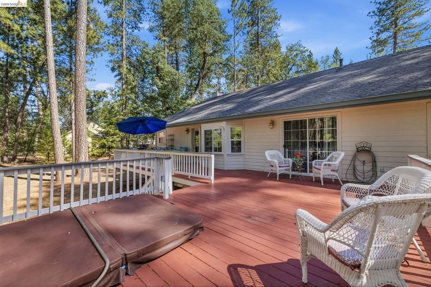 Experience the beauty of foothill living in this elegant home - photo 25