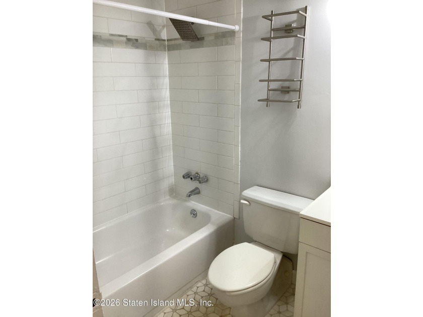 Condo in great location. Close to all transportation and - photo 10
