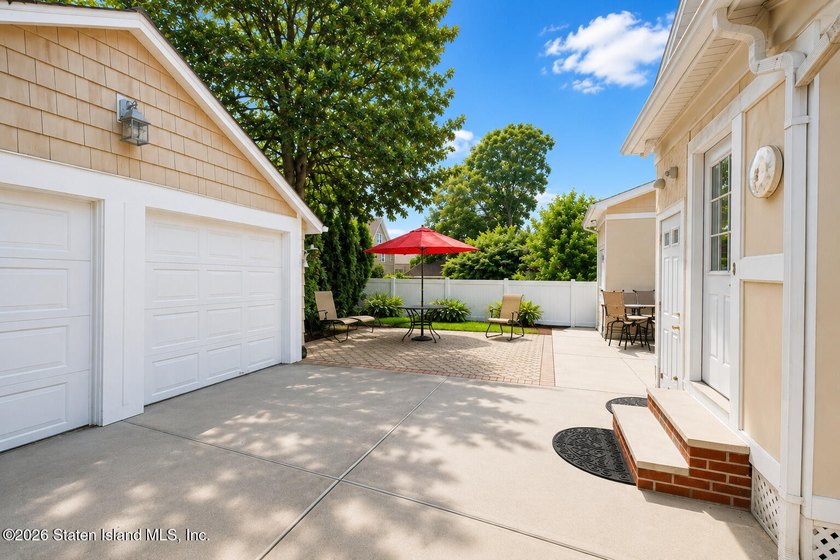 Large Side By Side 2 Family In Great Location ! Main House - photo 4