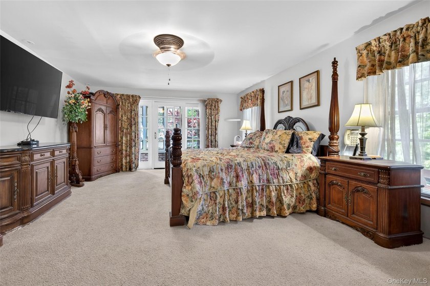 Step into a truly extraordinary 7,400 sq ft majestic Colonial - photo 26