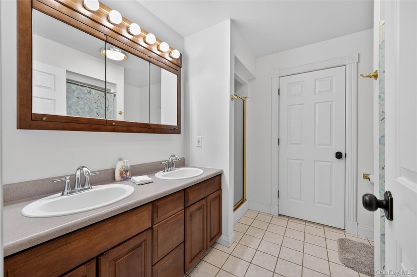 Step into a truly extraordinary 7,400 sq ft majestic Colonial - photo 31