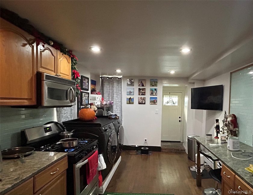 Beautifully maintained multifamily home in the Throggs Neck area - photo 12