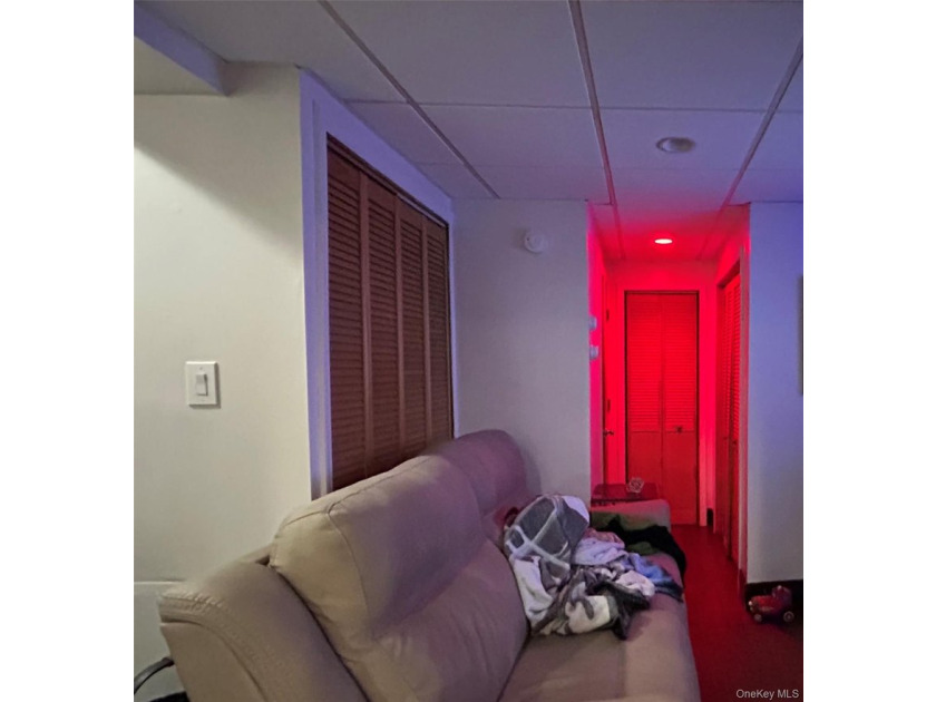 Beautifully maintained multifamily home in the Throggs Neck area - photo 15