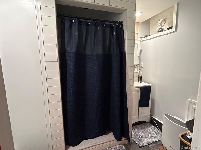 Beautifully maintained multifamily home in the Throggs Neck area - photo 16