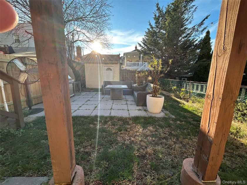 Beautifully maintained multifamily home in the Throggs Neck area - photo 17