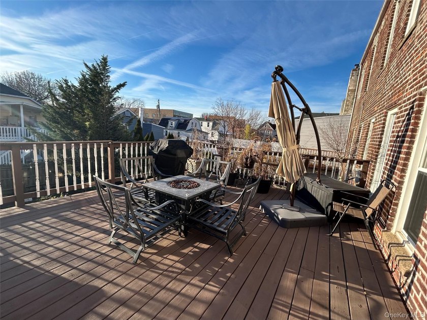 Beautifully maintained multifamily home in the Throggs Neck area - photo 18