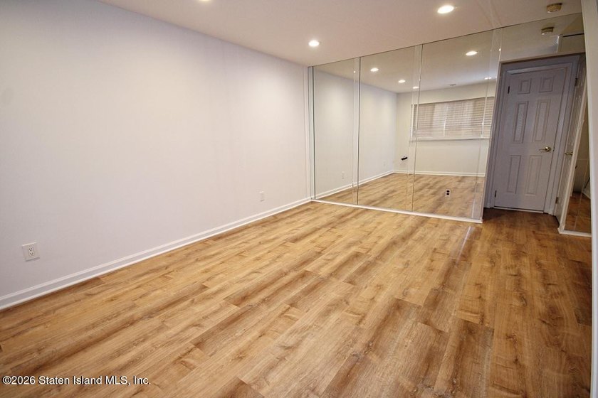 Welcome to this move-in-ready 3-bedroom, 3 bath end unit condo - photo 5