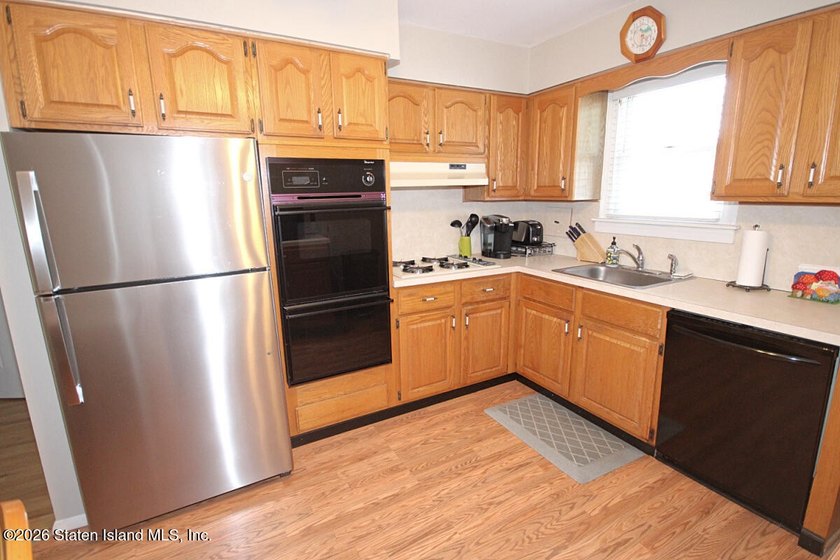 Move Right Into this beautifully maintained 3 bedroom 1.5 bath - photo 2
