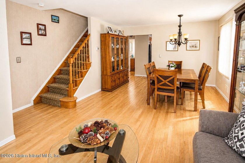 Move Right Into this beautifully maintained 3 bedroom 1.5 bath - photo 4