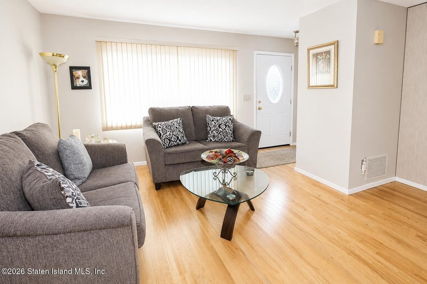 Move Right Into this beautifully maintained 3 bedroom 1.5 bath - photo 6