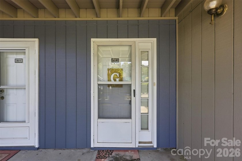 Motivated Seller!! Ground Floor Unit! This cozy 2 bedroom, 2 - photo 2