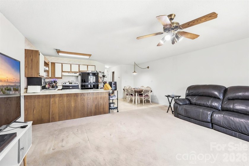 Motivated Seller!! Ground Floor Unit! This cozy 2 bedroom, 2 - photo 8