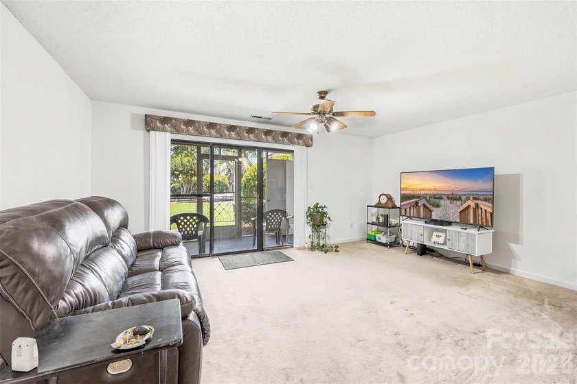 Motivated Seller!! Ground Floor Unit! This cozy 2 bedroom, 2 - photo 9