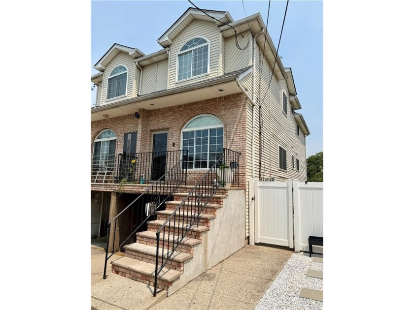 Move right in to this beautifully maintained home on a quiet - photo 2