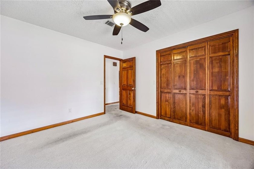 This stunning Shadowlawn Estates home boasts 4-bedroom, 2 - photo 22
