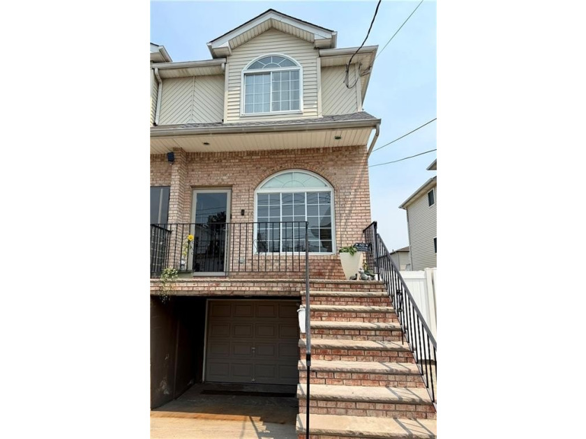 Move right in to this beautifully maintained home on a quiet - photo 3