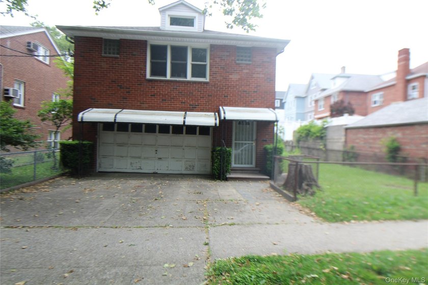 Two-story brick on a 55 x 104 lot. The top floor has 4 bedrooms - photo 2