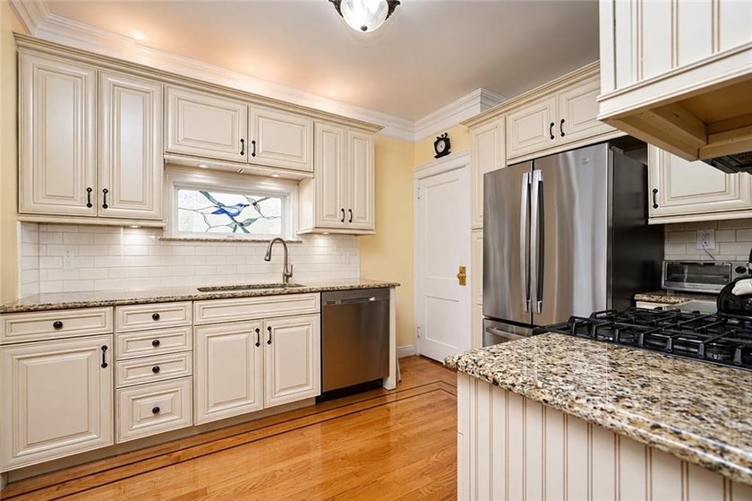 Magnificent New Dorp 1 Family Detached Gem on 44x100 lot. This - photo 3