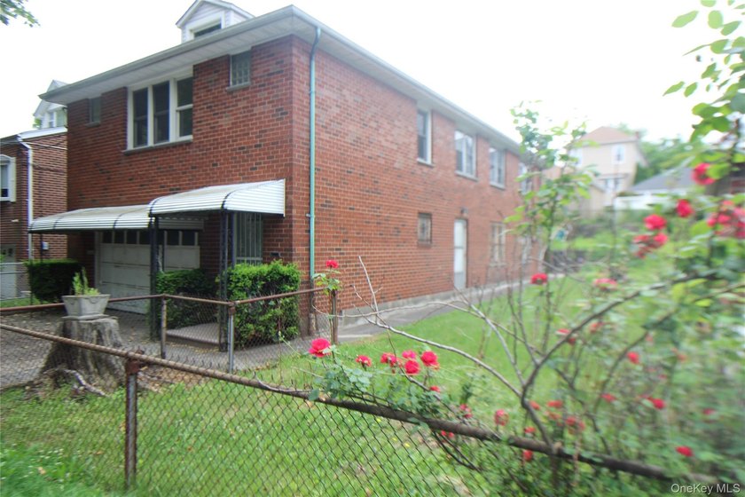 Two-story brick on a 55 x 104 lot. The top floor has 4 bedrooms - photo 4