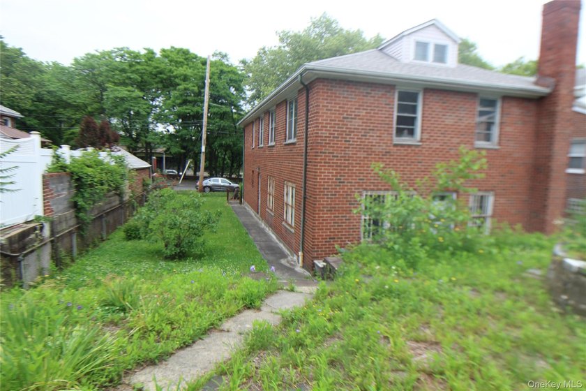 Two-story brick on a 55 x 104 lot. The top floor has 4 bedrooms - photo 7