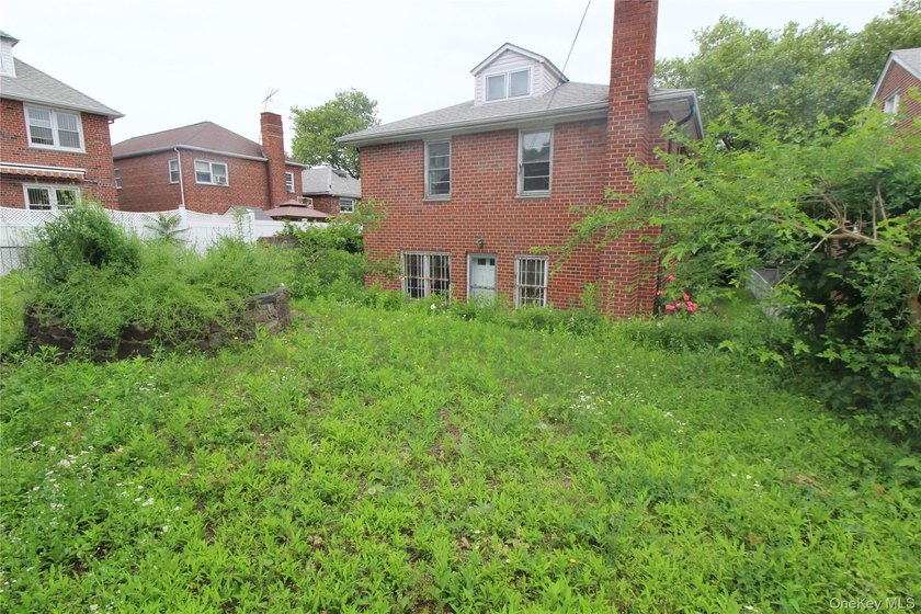 Two-story brick on a 55 x 104 lot. The top floor has 4 bedrooms - photo 9