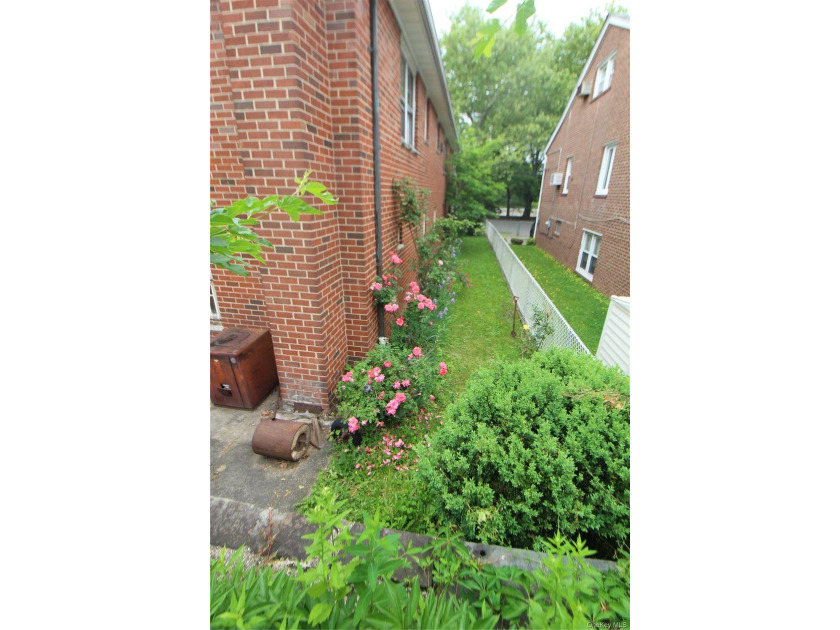 Two-story brick on a 55 x 104 lot. The top floor has 4 bedrooms - photo 10