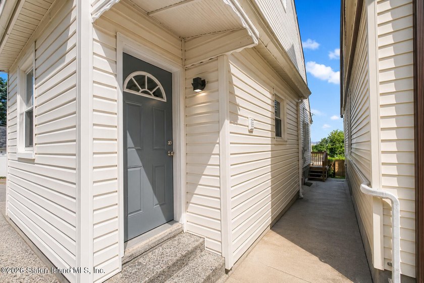 Welcome to this beautifully renovated home nestled in the heart - photo 5