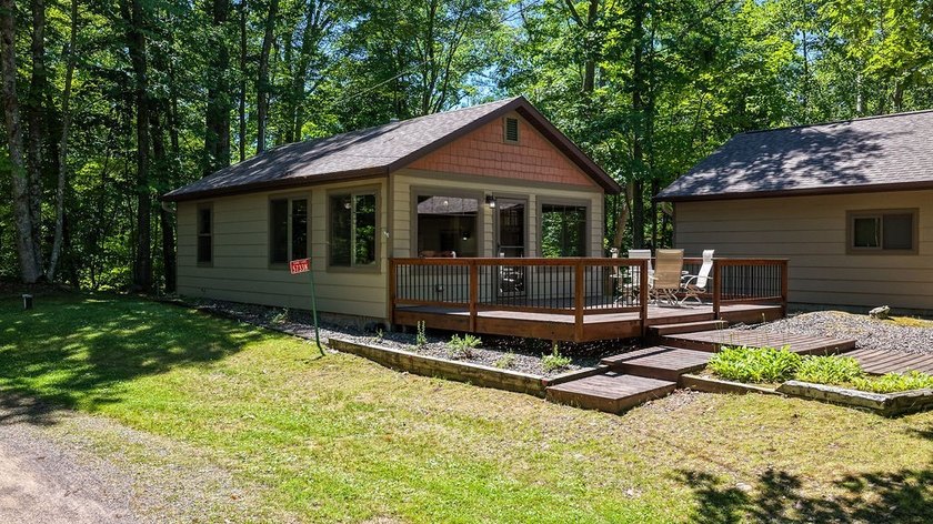 Escape to this charming four-season cabin on highly sought-after - photo 2