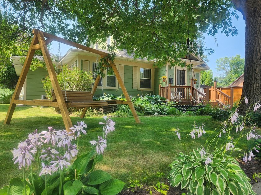 Nestled in a quiet, tree-lined neighborhood, this three-bedroom - photo 5