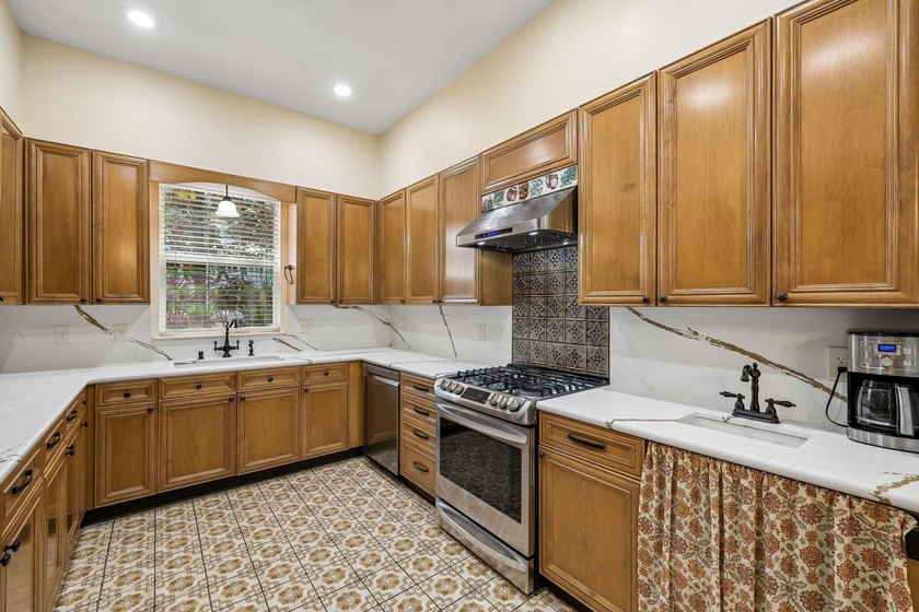 Tucked away in a secluded setting, this impressive three-bedroom - photo 8