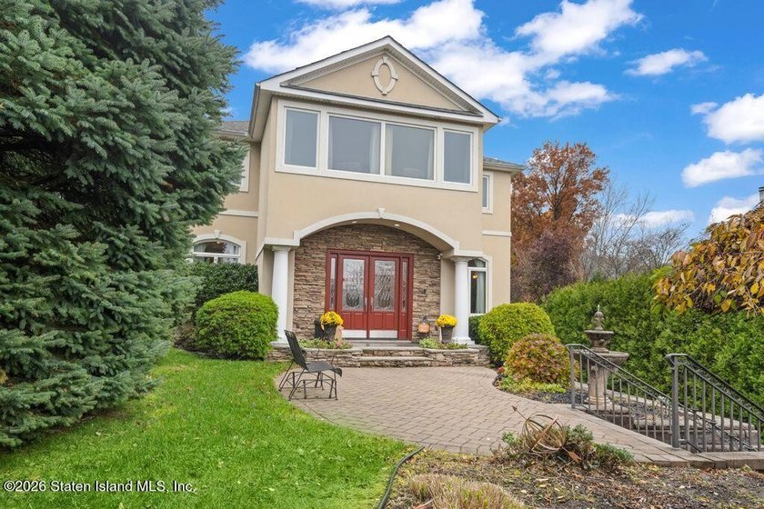 Luxury living at The Summit at Dongan Hills Colony. This - photo 3