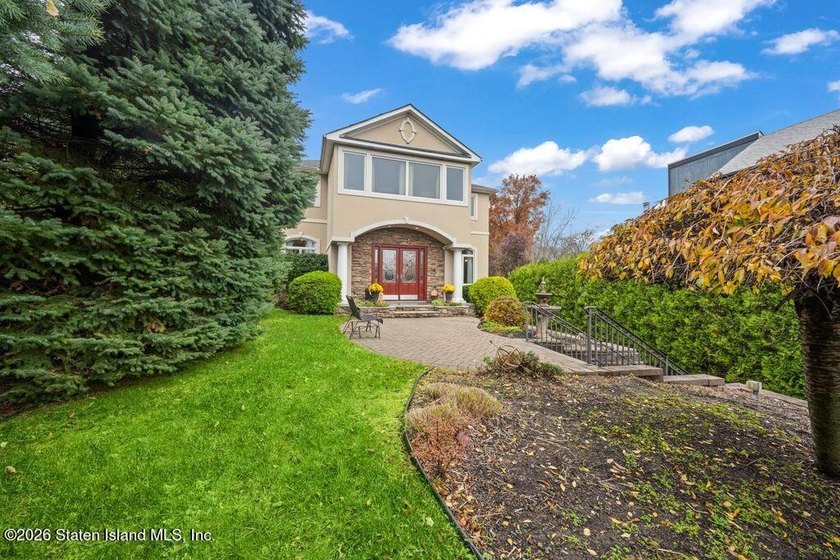 Luxury living at The Summit at Dongan Hills Colony. This - photo 4