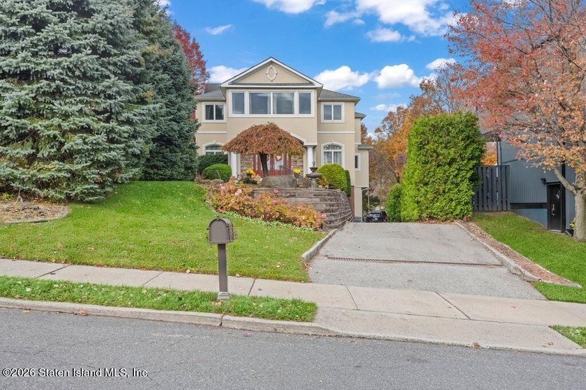Luxury living at The Summit at Dongan Hills Colony. This - photo 8