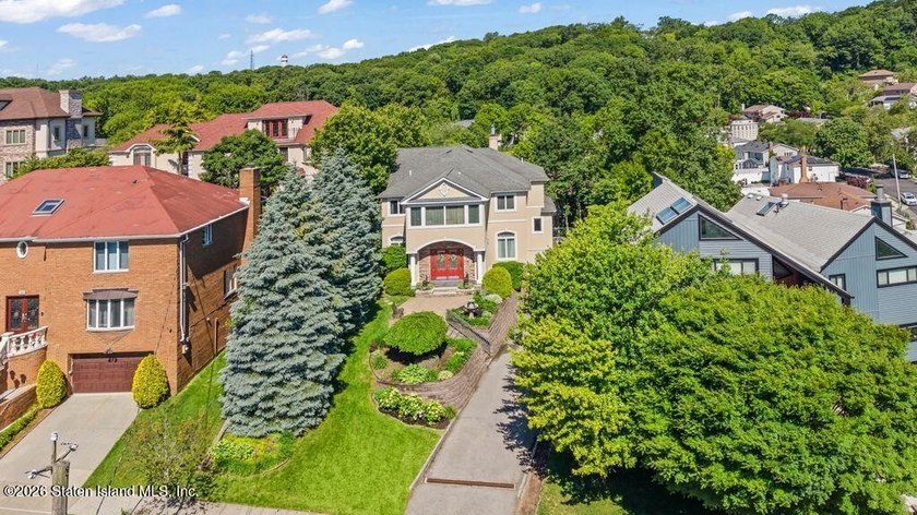 Luxury living at The Summit at Dongan Hills Colony. This - photo 9