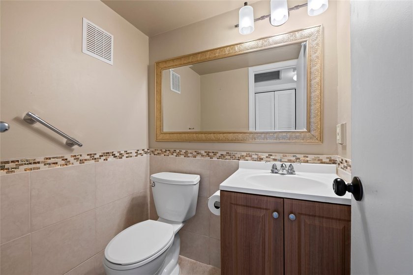 Spacious 1-bedroom, 1.5-bathroom condo conveniently located on - photo 20