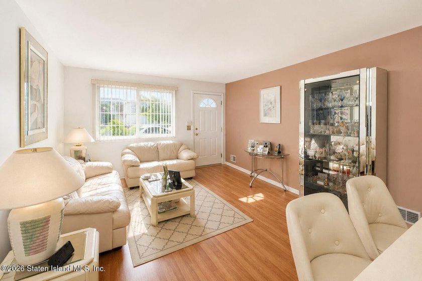 Come bring your imagination, and vision to this great townhouse - photo 2
